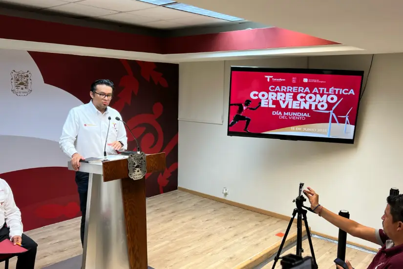 Los detalles de la carrera atlética fueron dados a conocer mediante rueda de prensa por Walter Julián Ángel Jiménez, secretario de Desarrollo Energético. Foto: Daniel Espinoza