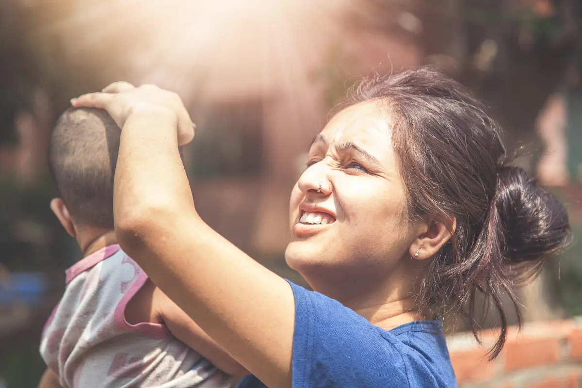 Los niños y los adultos mayores son los grupos más vulnerables y de alto riesgo durante la ola de calor. Foto: Canva