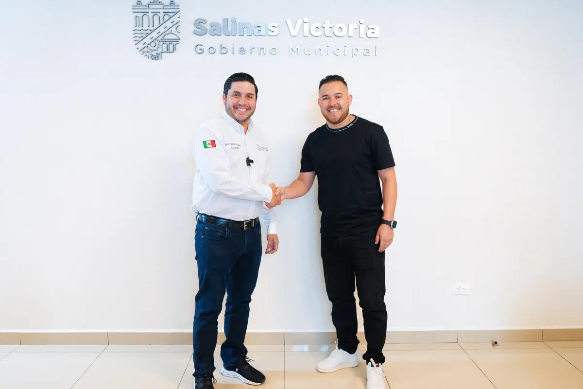 El alcalde de Salinas Victoria, Raúl Salinas y el Director de Deportes, Israel “El Piloto” Jiménez. Foto: Gobierno de Salinas Victoria