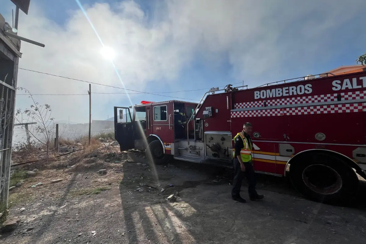 Incendio en la colonia Lomas de Zapalinamé en Saltillo, moviliza cuerpos de emergencia / Foto: Marco Juárez