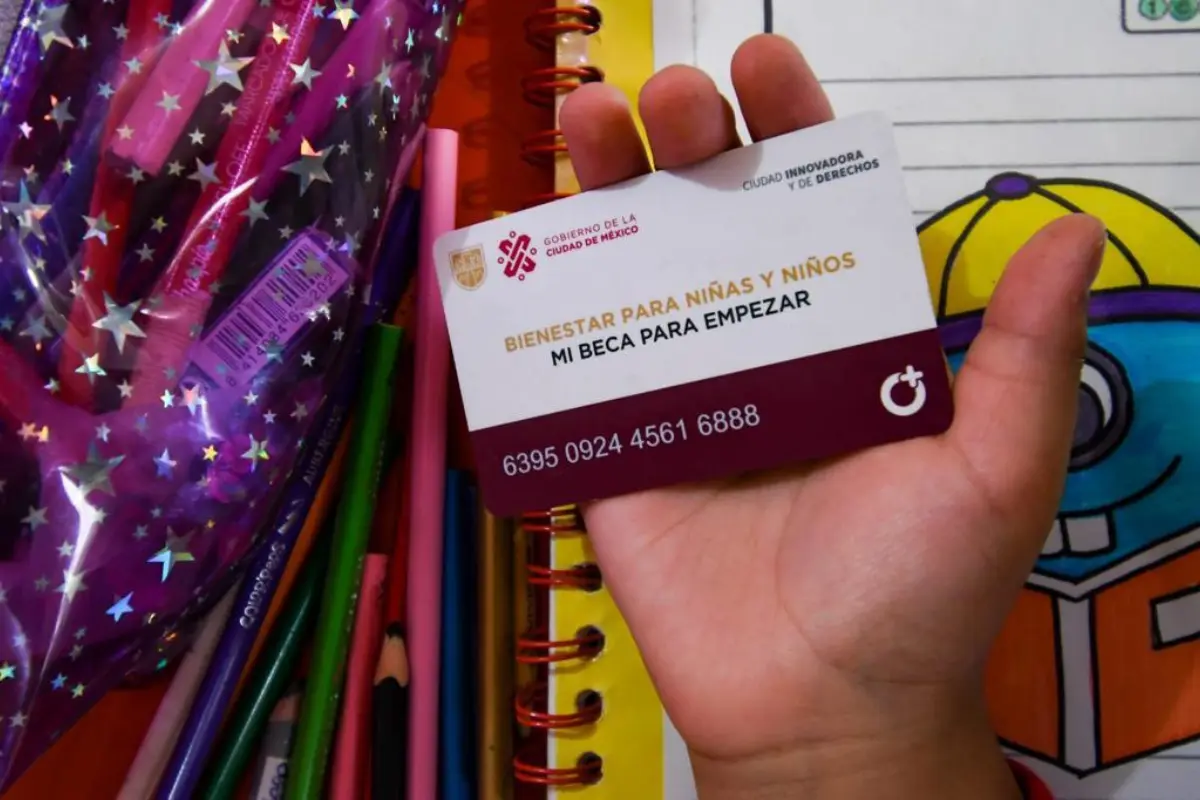 Persona sosteniendo la tarjeta de Mi Beca para Empezar sobre algunos útiles escolares. Foto: X (@Claudiashein)