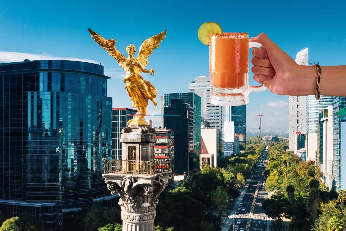 Vista aérea del ángel de la Independencia, persona agarrando una michelada. Foto: Canva