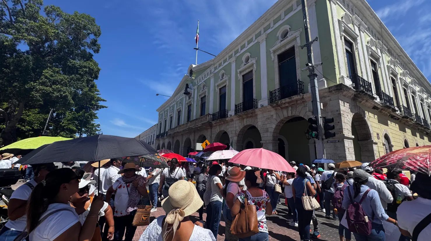 Una nueva jornada de protestas se registró este martes por parte de maestros que bloquearon los alrededores del Palacio de Gobierno en Mérida lo que generó un caos vial en la zona.- Fuente Irving Gil