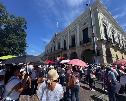 Maestros se manifiestan en Palacio de Gobierno y cierran calles en Mérida