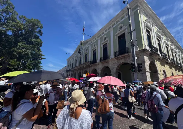 Maestros se manifiestan en Palacio de Gobierno y cierran calles en Mérida
