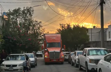 Tráiler se mete a calle sin salida y causa caos en Apodaca