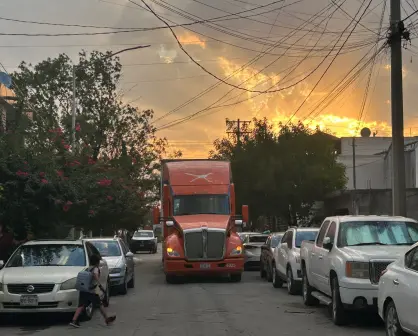 Tráiler se mete a calle sin salida y causa caos en Apodaca