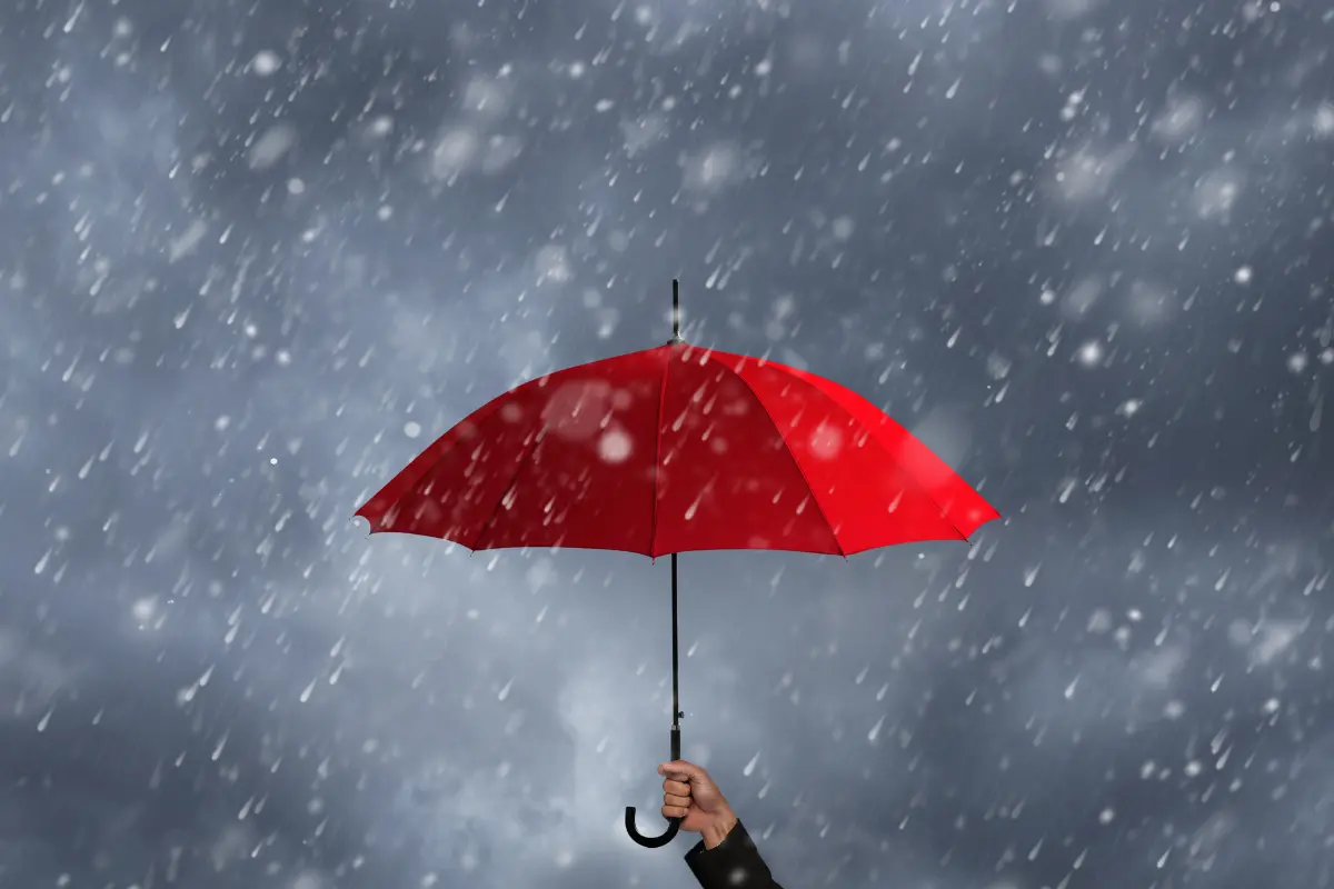 Con la llegada de la temporada de lluvias, es esencial conocer las medidas a seguir antes y después de una tormenta. Foto: Canva