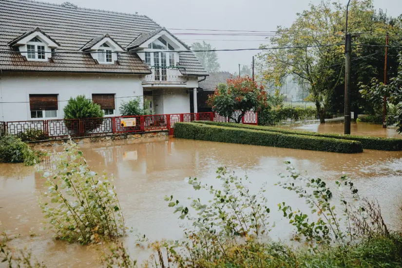 Ante la posibilidad de lluvias intensas, sigue estos consejos para protegerte y minimizar los riesgos en tu entorno. Foto: Canva