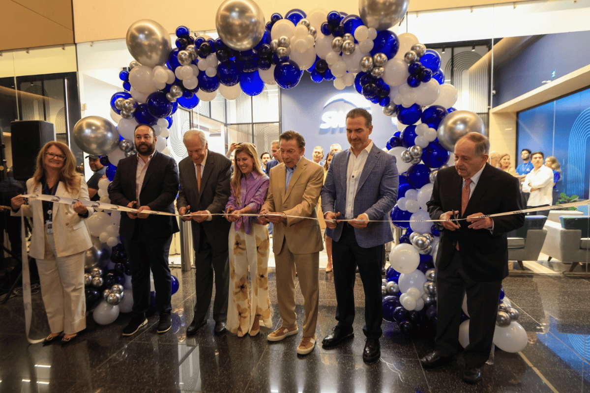 Inaugura Adrián de la Garza oficina de empresa financiera