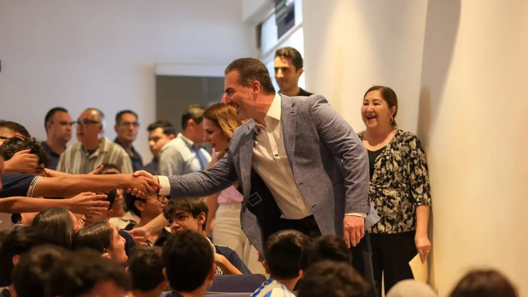 Adrián de la Garza premia a jóvenes en la Primera Copa Colegial Monterrey 2025
