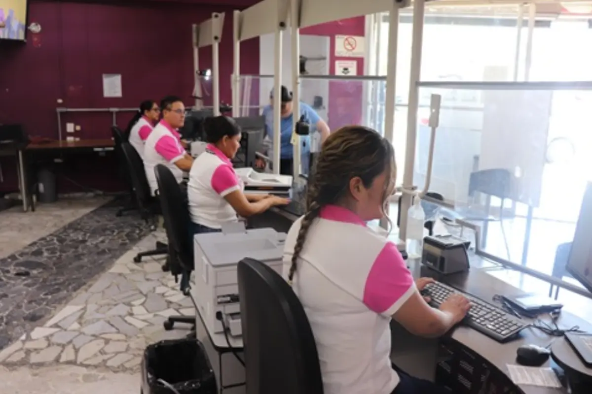 Auxiliares de cómputo INE. Foto: centralelectoral.ine.mx | Canva
