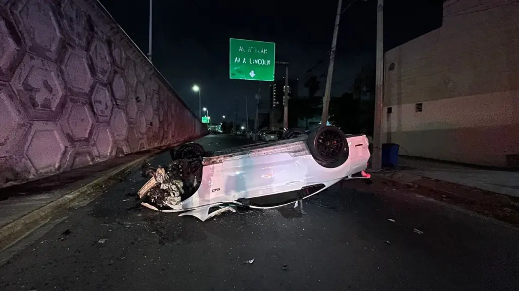 Conductor cae con todo y vehículo de paso a desnivel en Monterrey