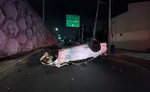 Conductor cae con todo y vehículo de paso a desnivel en Monterrey