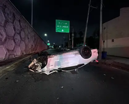 Conductor cae con todo y vehículo de paso a desnivel en Monterrey