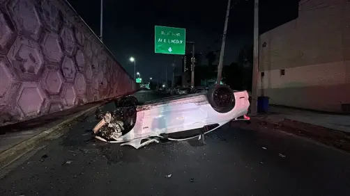 Conductor cae con todo y vehículo de paso a desnivel en Monterrey
