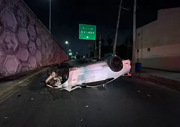 Conductor cae con todo y vehículo de paso a desnivel en Monterrey