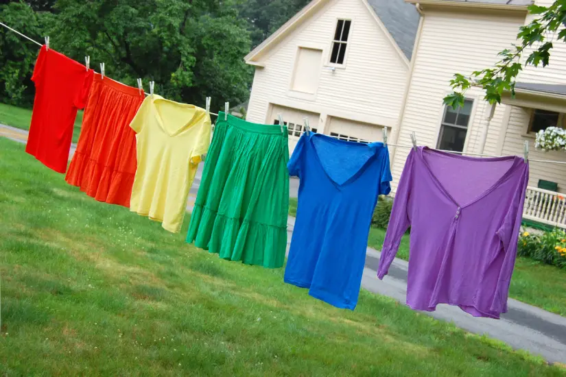 Conoce una técnica sencilla y ecológica para secar tu ropa eficientemente incluso en los días más lluviosos. Foto: Canva