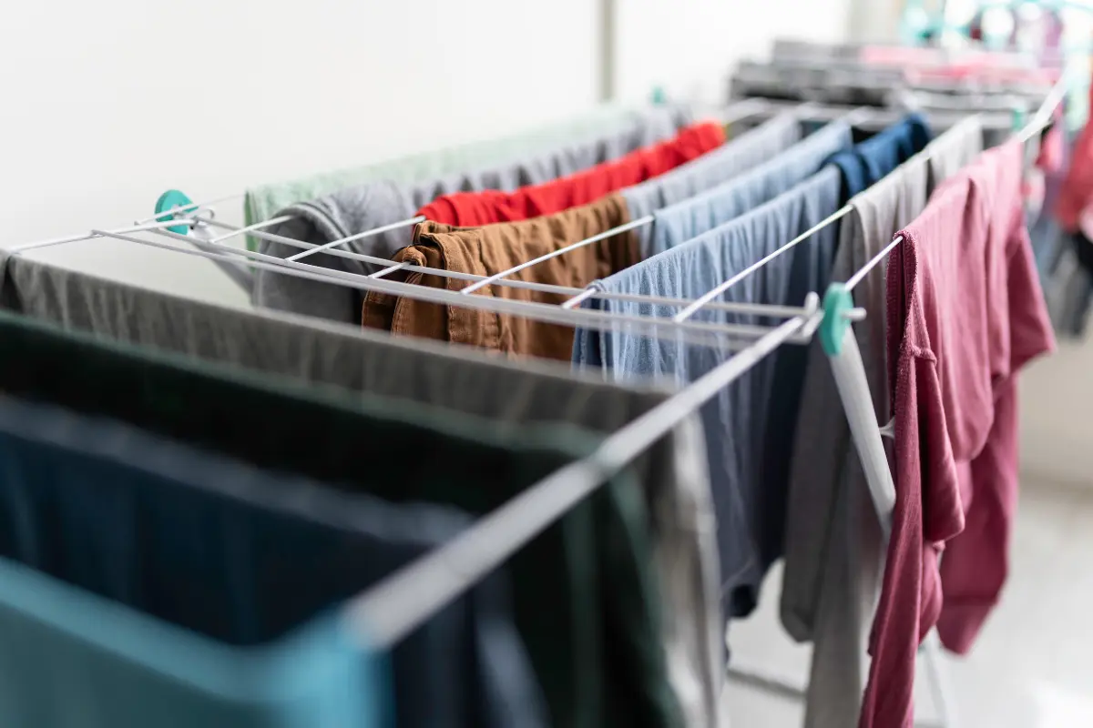 Aprende a usar el tendido arcoíris y disfruta de ropa seca sin gastar energía adicional en días de lluvia. Foto: Canva