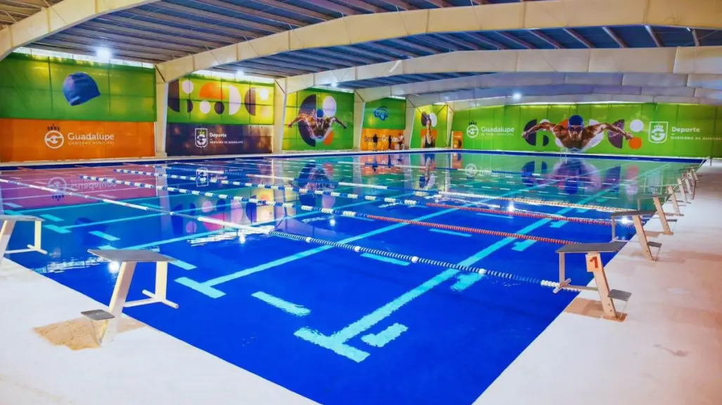 Héctor García invita a inscribirse a las clases de natación en Cedereg