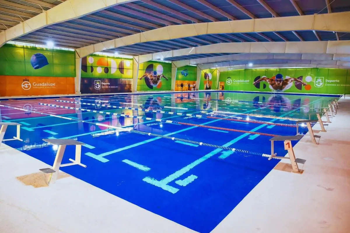 La natación es una actividad física completa que aporta beneficios cardiovasculares Foto: Canva