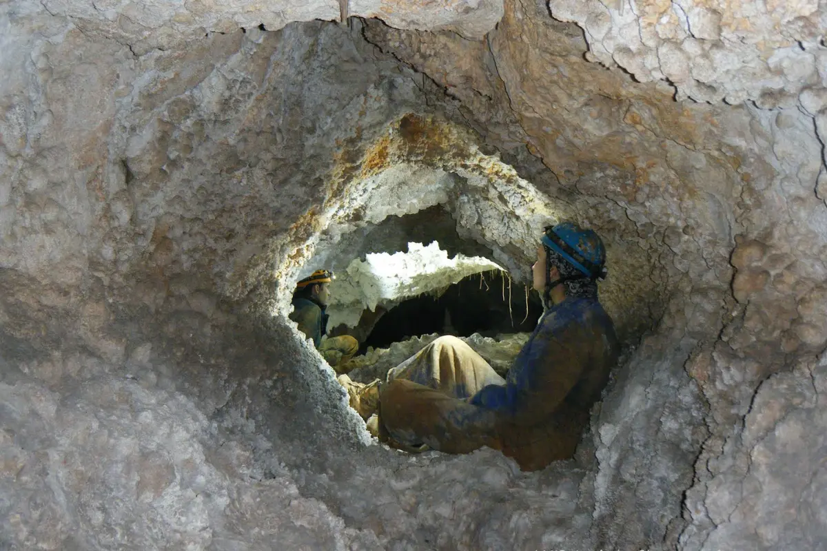 Desde hace años, exploradores y pobladores han reportado el hallazgo de huesos humanos en su interior, pero fue hasta investigaciones más recientes que se confirmó. Foto: INAH