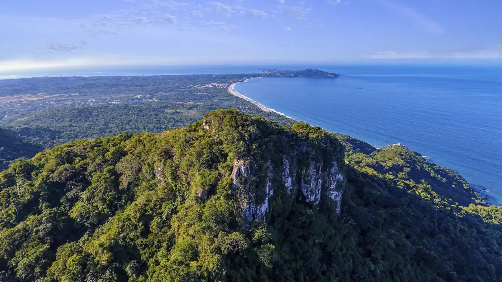 Esta playa de Nayarit que está entre cerros y mar azul es ideal para descansar de la ciudad