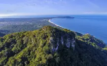Esta playa de Nayarit que está entre cerros y mar azul es ideal para descansar de la ciudad