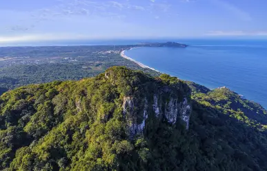 Esta playa de Nayarit que está entre cerros y mar azul es ideal para descansar de la ciudad
