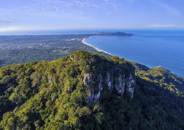 Esta playa de Nayarit que está entre cerros y mar azul es ideal para descansar de la ciudad