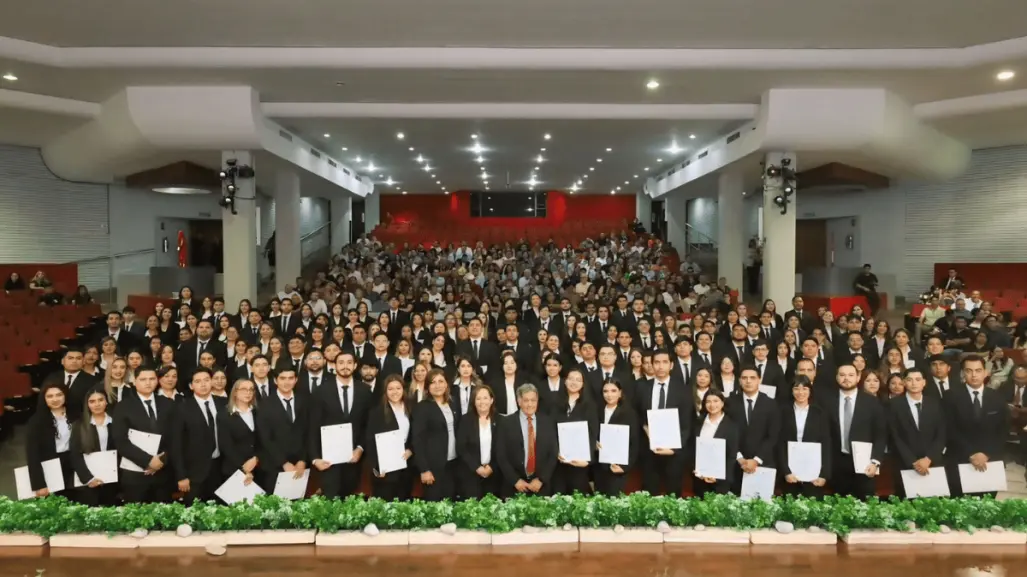 FACPYA celebra toma de protesta de egresados, destaca la primera generación en modalidad no escolarizada