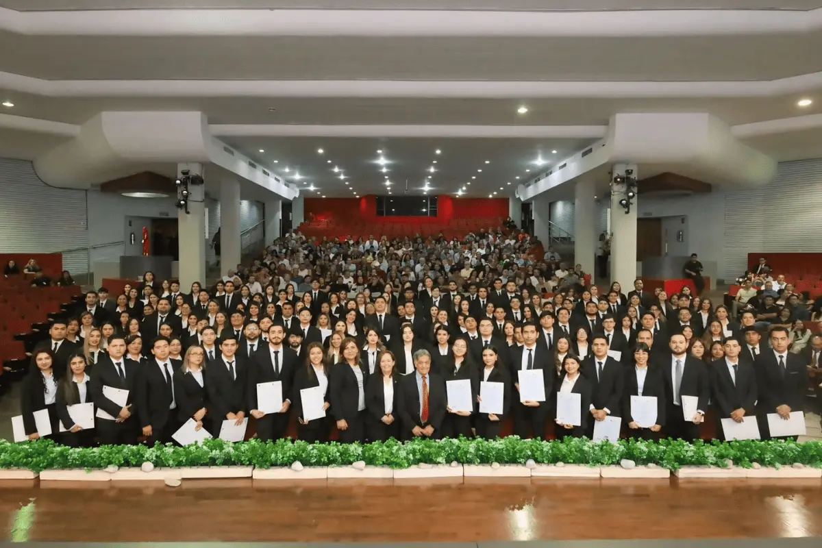 La ceremonia tuvo lugar en el Auditorio C.P. Gumersindo Cantú Hinojosa, a las 9:00 horas, y fue encabezada por el jurado conformado por la Dra. Adriana Garza Elizondo. Foto: UANL.