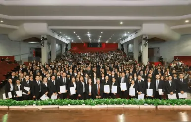 FACPYA celebra toma de protesta de egresados, destaca la primera generación en modalidad no escolarizada