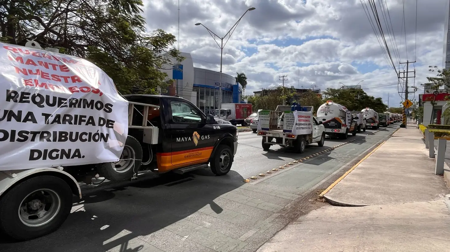 El pasado 9 de abril un convoy integrado por varias pipas repartirdoras de gas LP tomaron Paseo de Montejo para unirse al la protesta nacional por el ajuste de tarifas.- Fuente Telesur