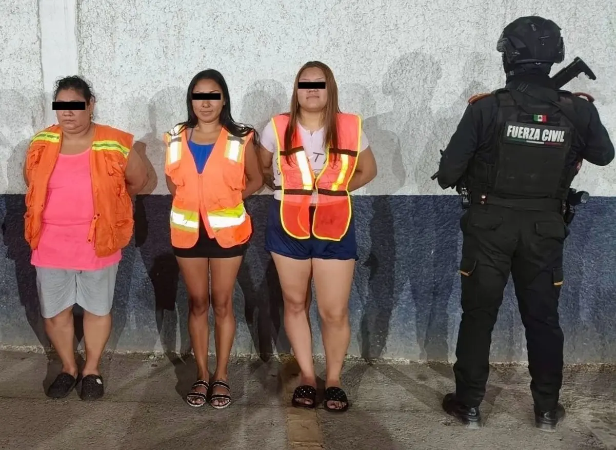 Las presuntas delincuentes fueron interceptadas tras un despliegue táctico en el cruce de las calles Fresnos y Medallones. Foto: Secretaría de Seguridad Pública de Nuevo León.