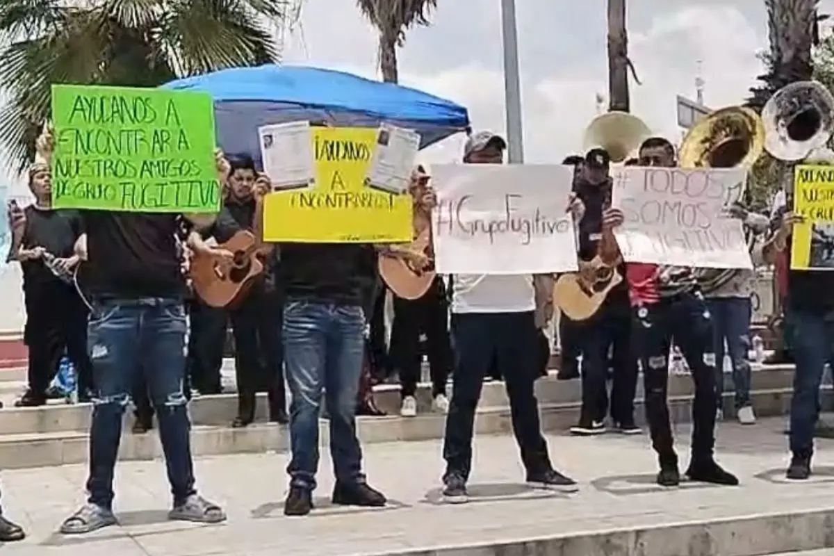 Familia, amigos y músicos de la región llevaron a cabo una manifestación pacífica en la Presidencia Municipal de Reynosa. Foto: Ramón Sánchez