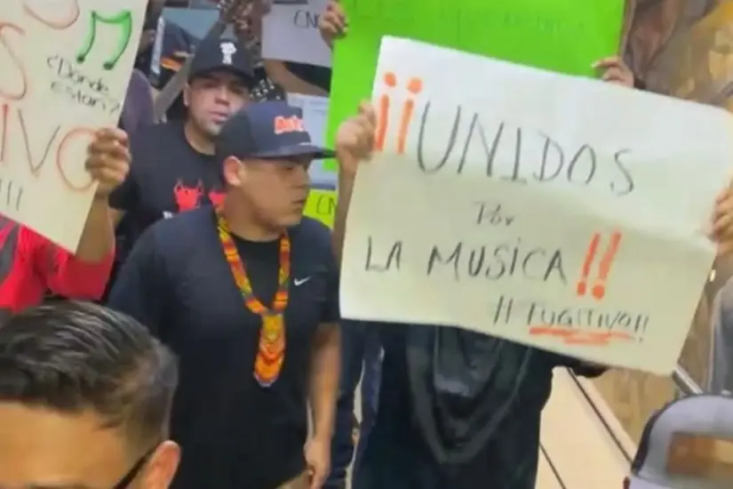 Familiares y músicos de la región llevaron a cabo una manifestación pacífica en la Presidencia Municipal de Reynosa. Foto: Ramón Sánchez