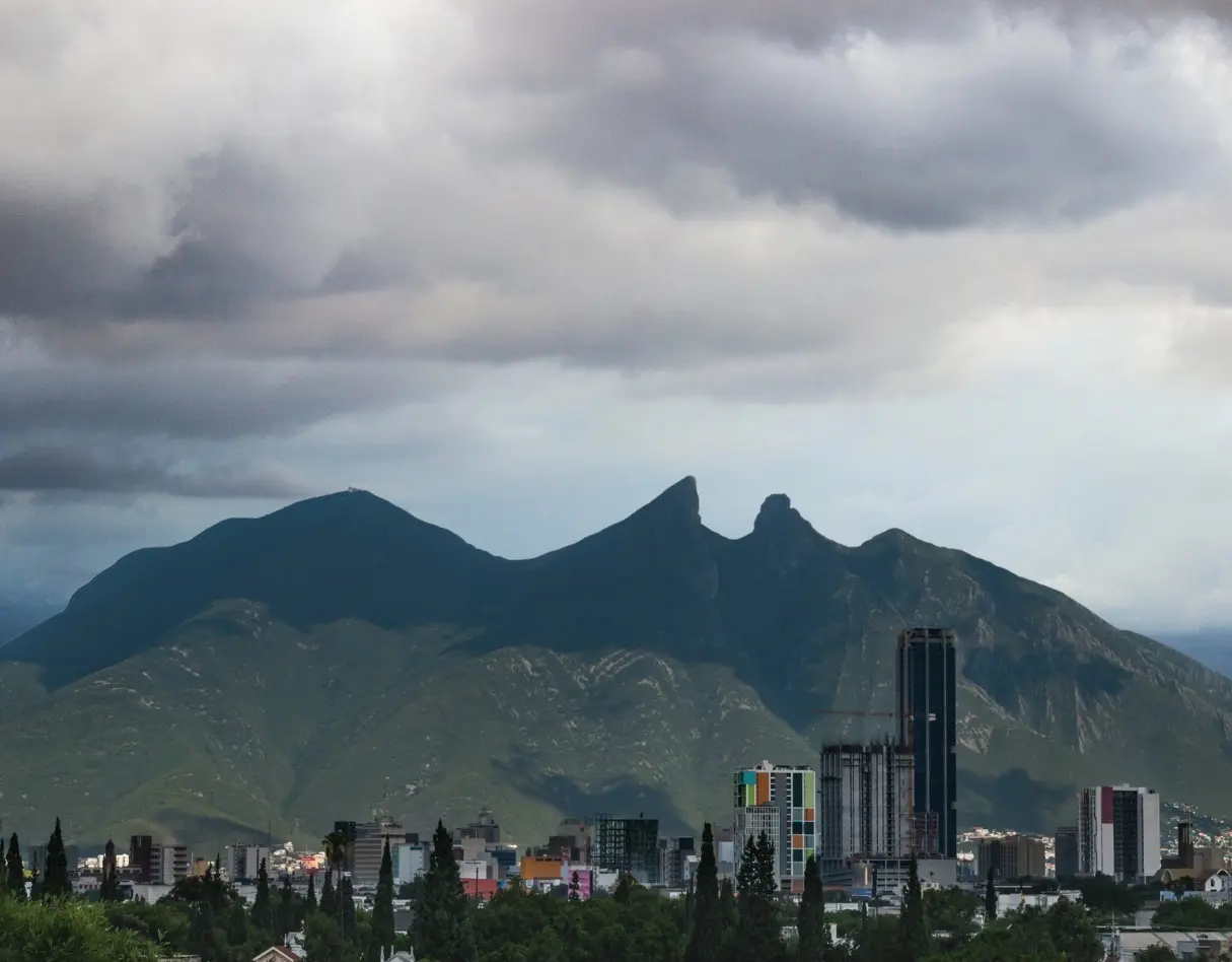 Este comportamiento climático ofrece un respiro a los habitantes del área metropolitana, quienes en semanas anteriores enfrentaron condiciones más adversas en materia ambiental. Foto: Canva.