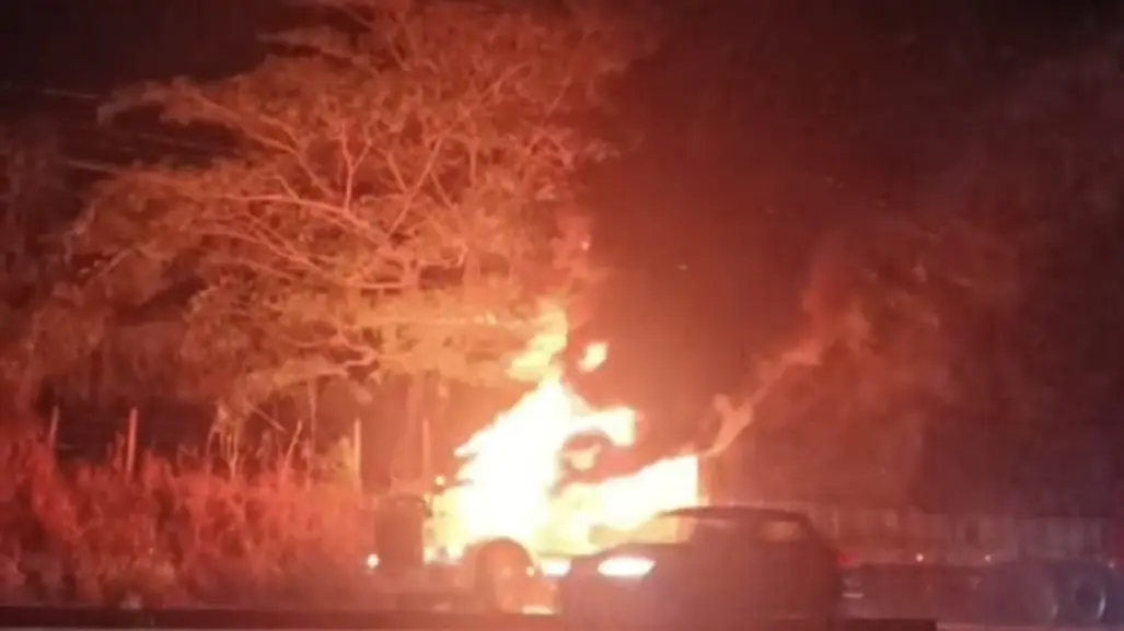 Hombres armados queman tráiler y colocan ponchallantas en Villahermosa, Tabasco