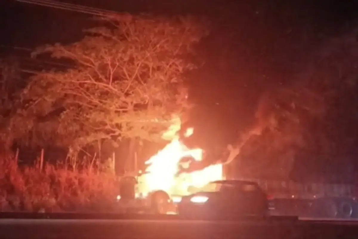 Tráiler incendiado en Villahermosa, Tabasco Foto: Protección Civil de Tabasco