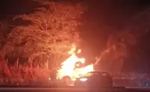 Hombres armados queman tráiler y colocan ponchallantas en Villahermosa, Tabasco