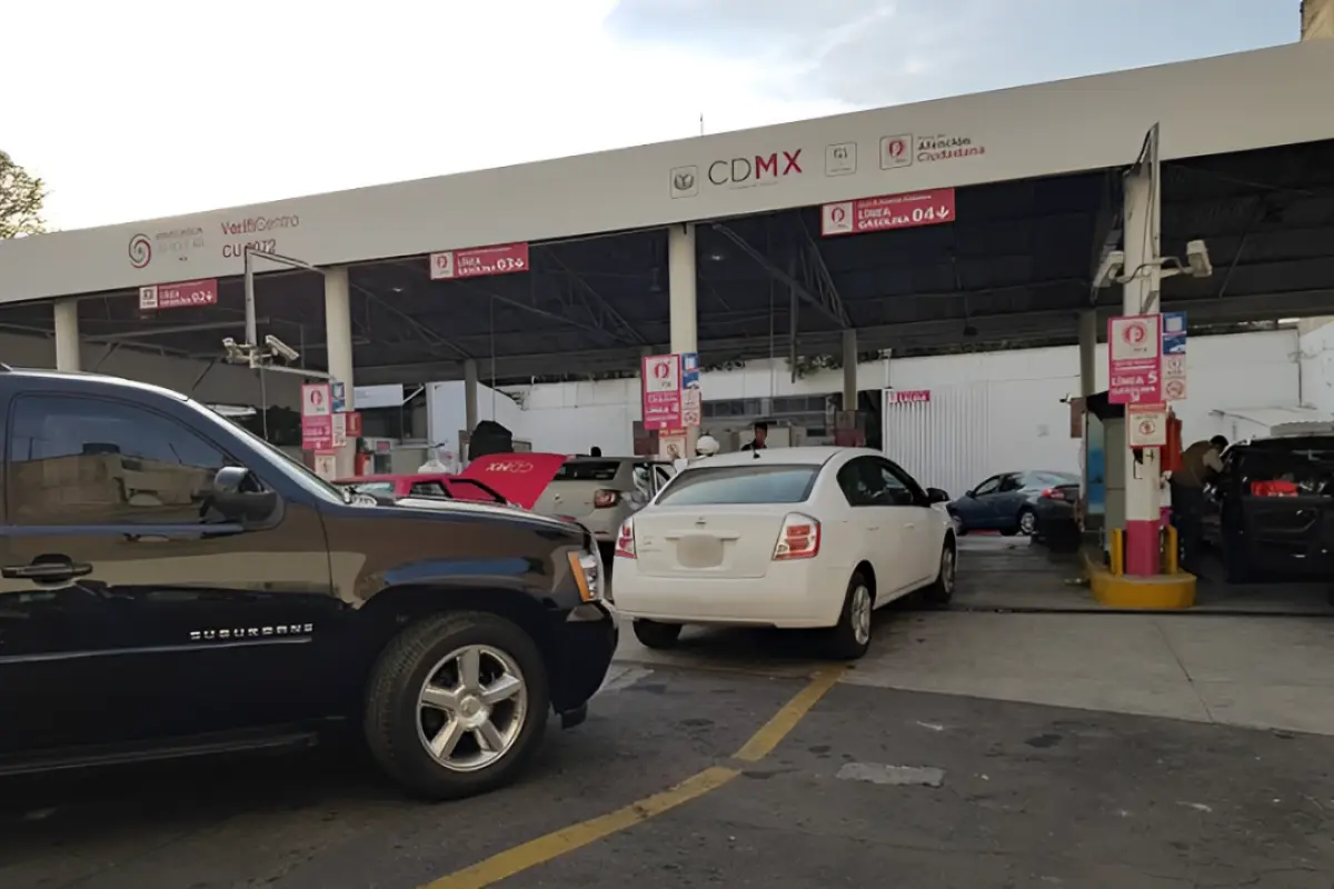 Vehículos entrando a un verificentro de la CDMX. Foto: Google Maps (Miguel Angel Villasis Keever)
