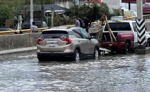 Tromba deja severas inundaciones en Matamoros: calles colapsadas y vehículos varados