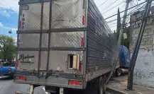 Tráiler con 26 toneladas de melones choca contra barda y poste en CDMX