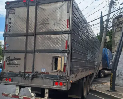 Tráiler con 26 toneladas de melones choca contra barda y poste en CDMX