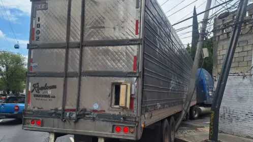 Tráiler con 26 toneladas de melones choca contra barda y poste en CDMX