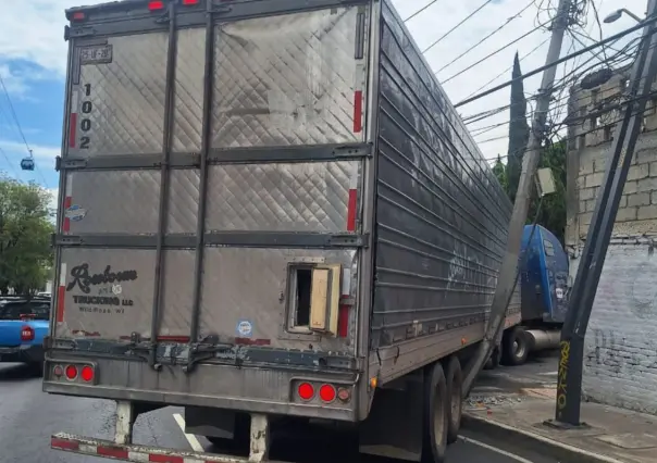 Tráiler con 26 toneladas de melones choca contra barda y poste en CDMX