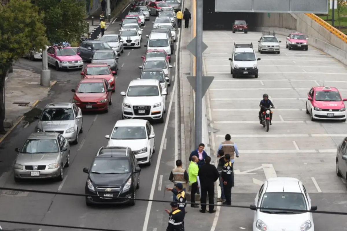 Caos vial en CDMX. Foto: @SilvannaGreiser | Canva