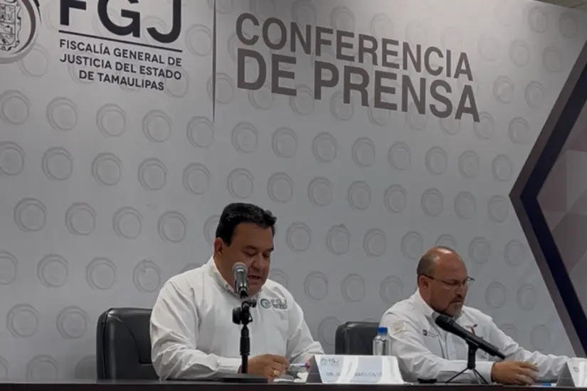 Irving Barrios Mojica, fiscal de Tamaulipas, y Héctor Villegas González, secretario general de Gobierno, encabezaron la rueda de prensa donde se informaron detalles sobre el caso de Grupo Fugitivo. Foto: Daniel Espinoza