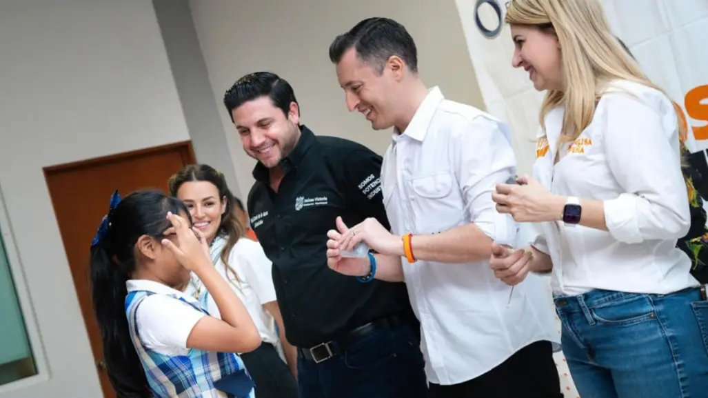 Raúl Cantú y Luis Donaldo Colosio Riojas apoyan a niños con lentes gratuitos